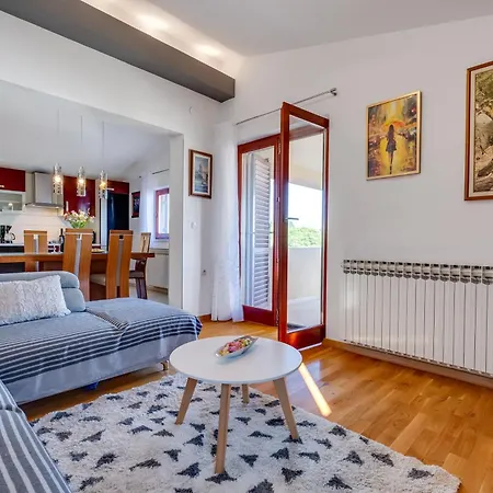 Apartment Dina *